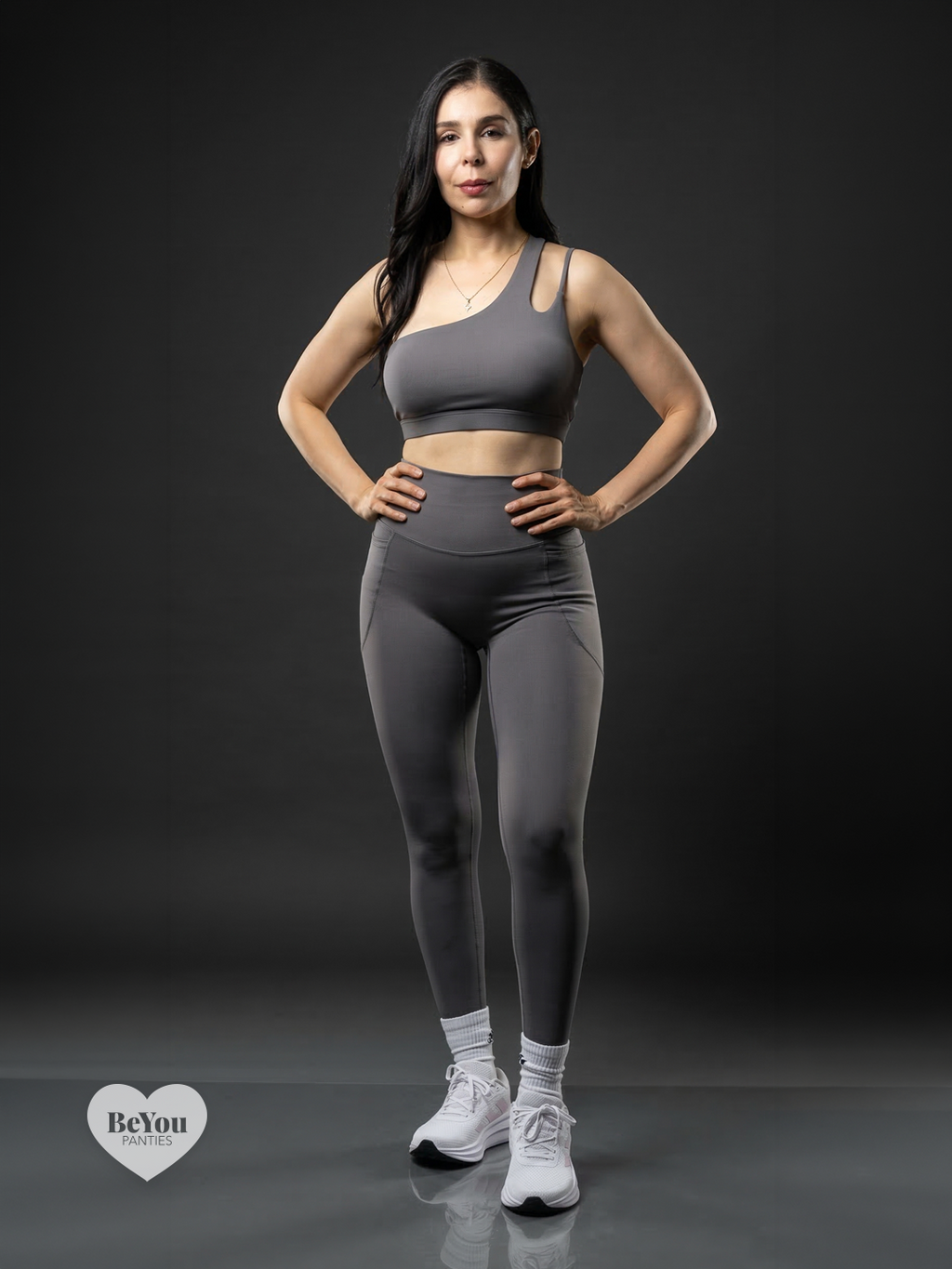 Set Deportivo "Ultra-Graphite" – Top Asimétrico de Doble Tirante y Leggings con Bolsillos