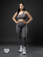 Set Deportivo "Ultra-Graphite" – Top Asimétrico de Doble Tirante y Leggings con Bolsillos