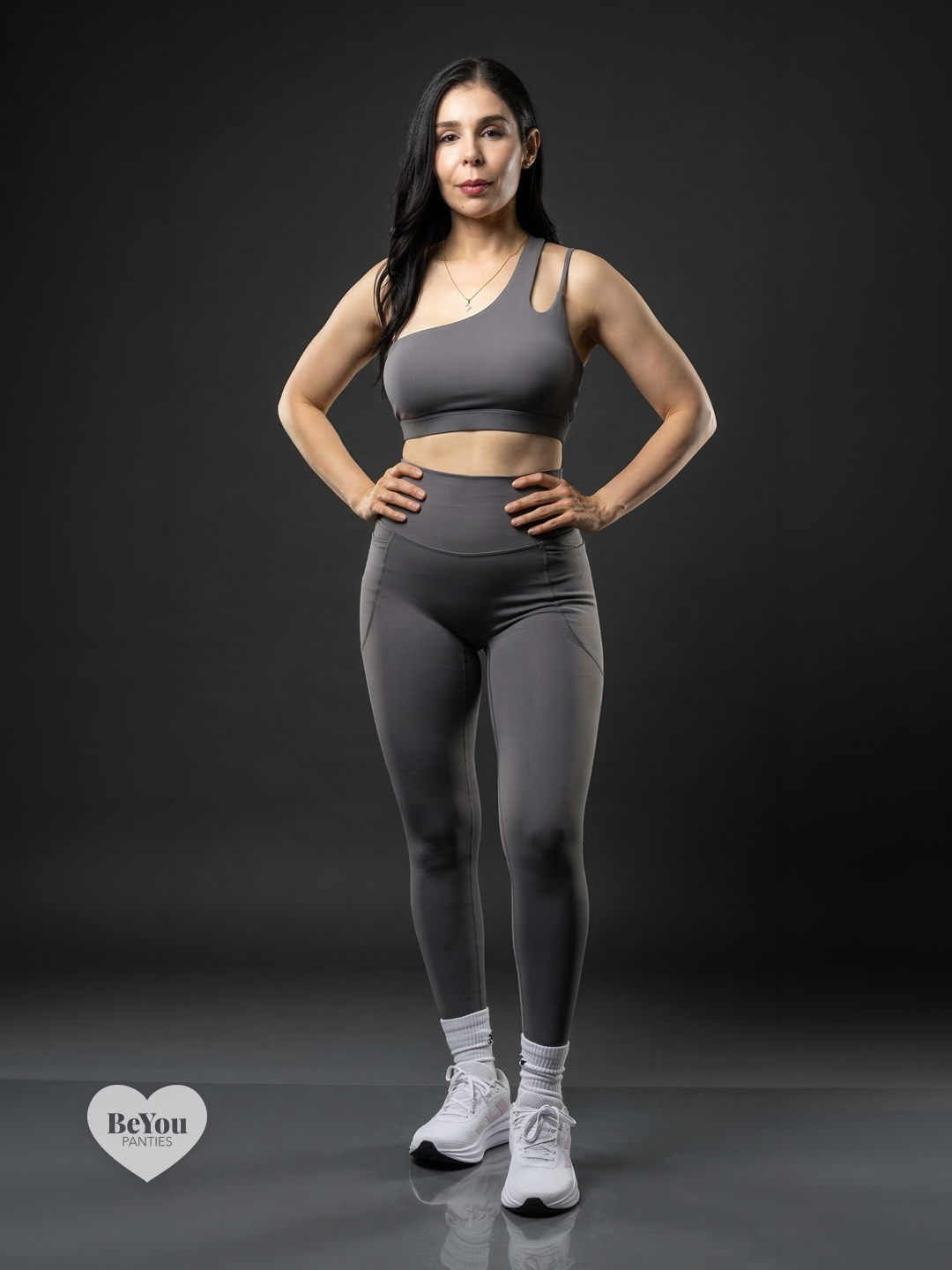 Set Deportivo "Ultra-Graphite" – Top Asimétrico de Doble Tirante y Leggings con Bolsillos