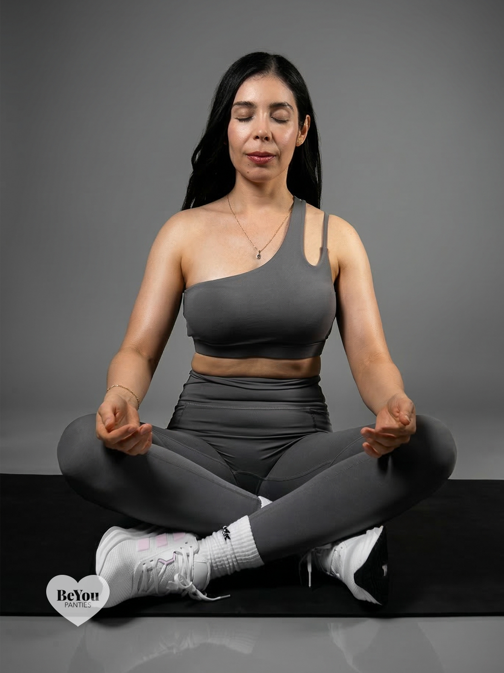Set Deportivo "Ultra-Graphite" – Top Asimétrico de Doble Tirante y Leggings con Bolsillos