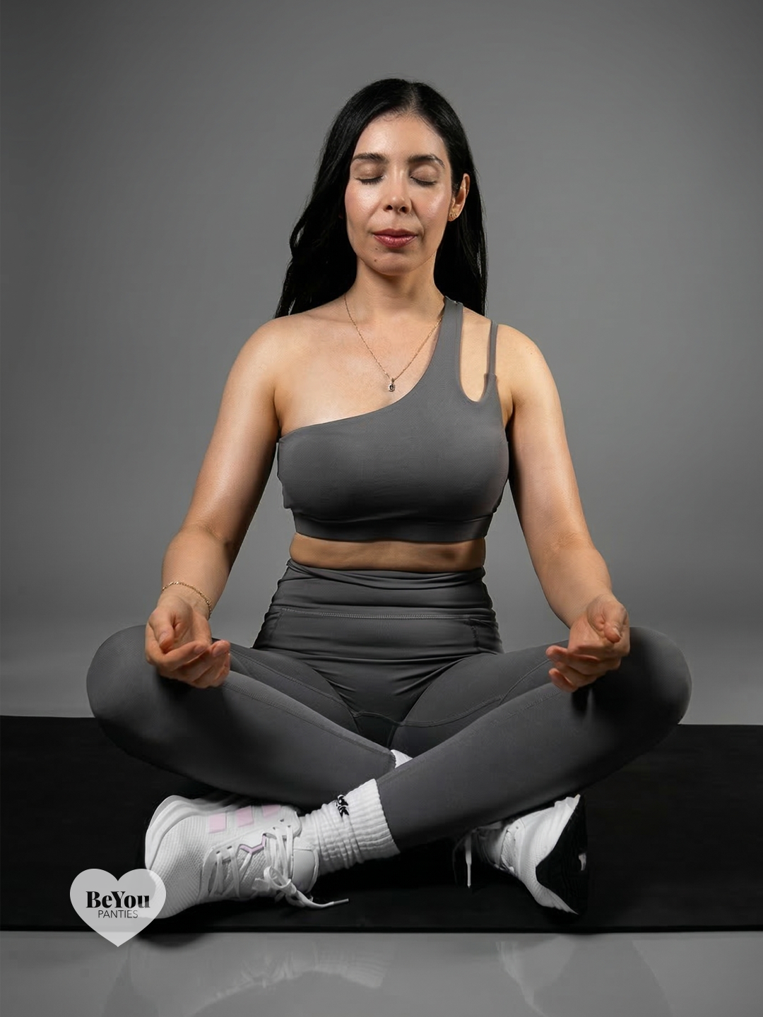 Set Deportivo "Ultra-Graphite" – Top Asimétrico de Doble Tirante y Leggings con Bolsillos
